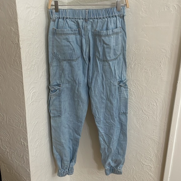 FOREVER 21 Women's Distressed Cargo Denim Joggers Size 26 In Light Denim - Picture 7 of 9